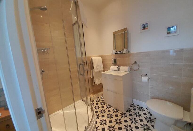 سوییت جونیور, The Briarfields