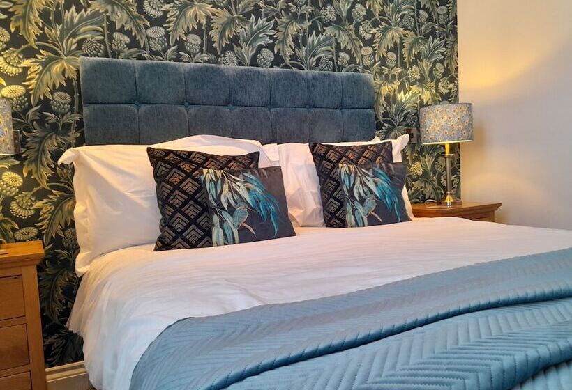 سوییت جونیور, The Briarfields