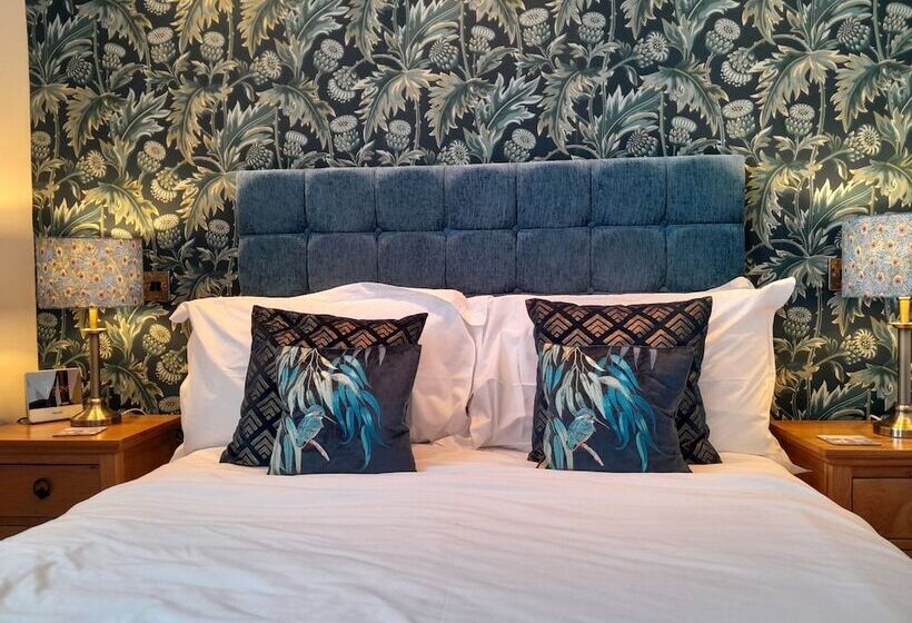 سوییت جونیور, The Briarfields