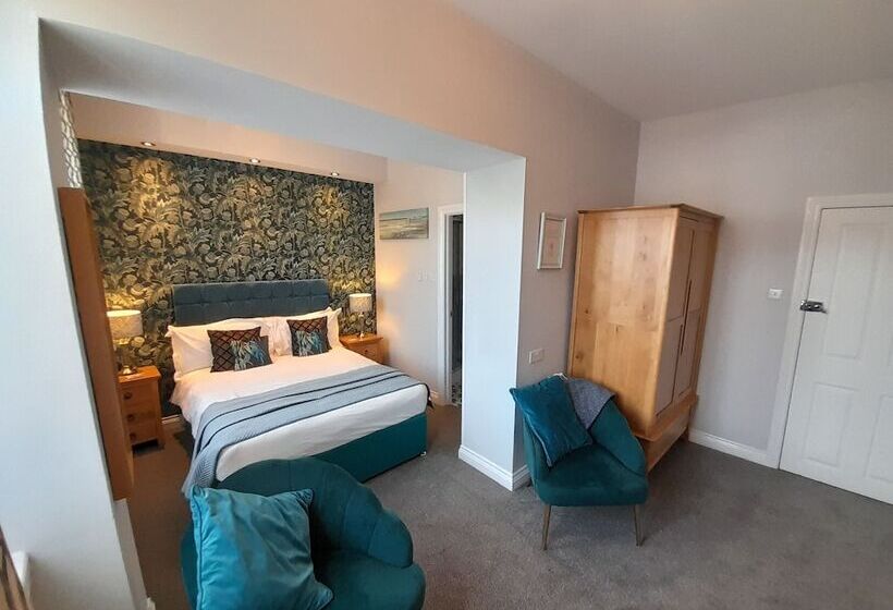 سوییت جونیور, The Briarfields