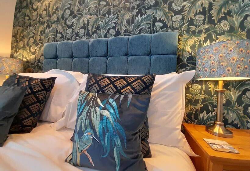 سوییت جونیور, The Briarfields