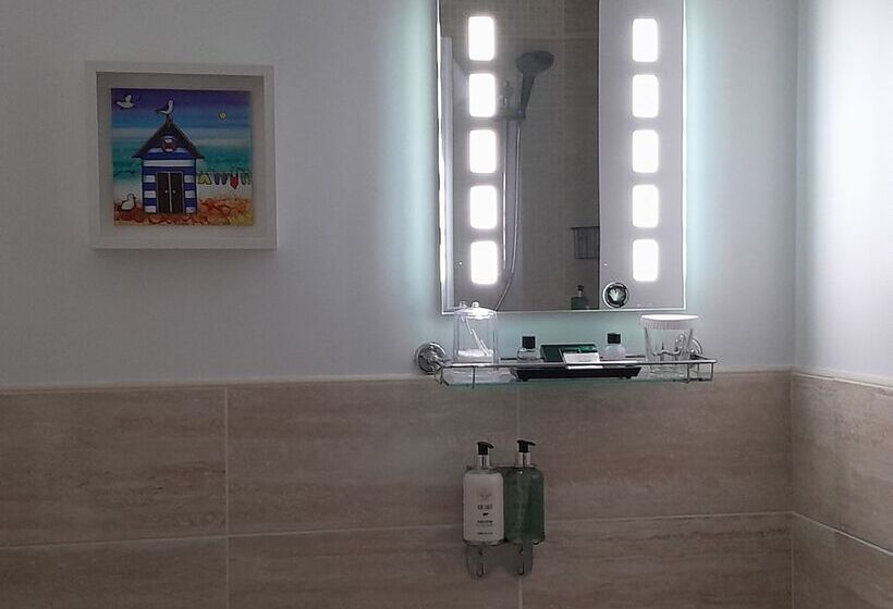 اتاق استاندارد, The Briarfields