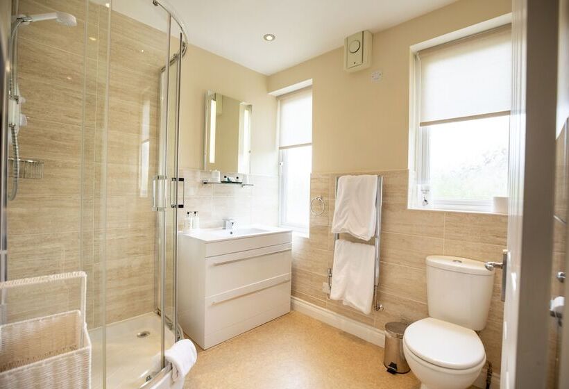 اتاق سوپریور, The Briarfields