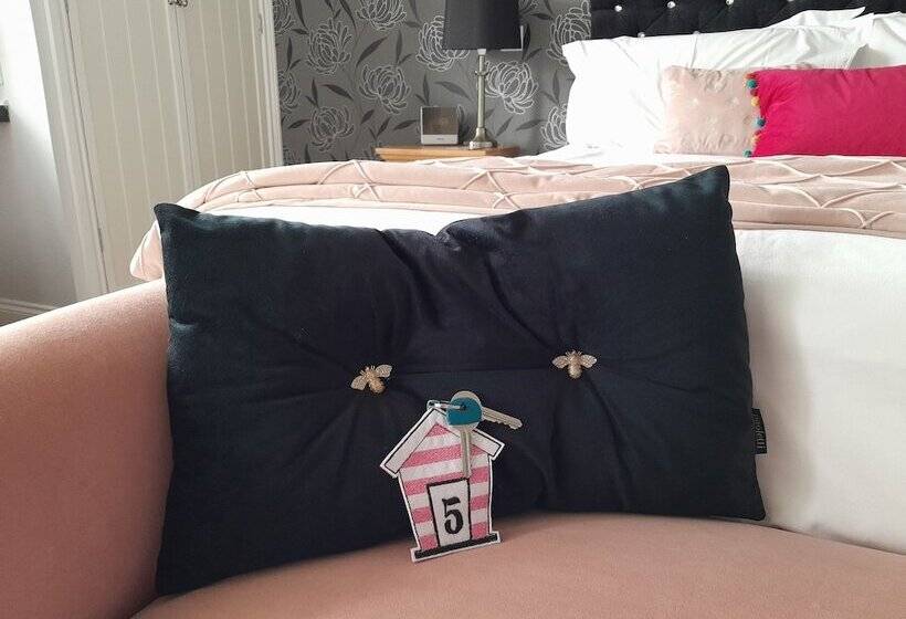 اتاق سوپریور, The Briarfields