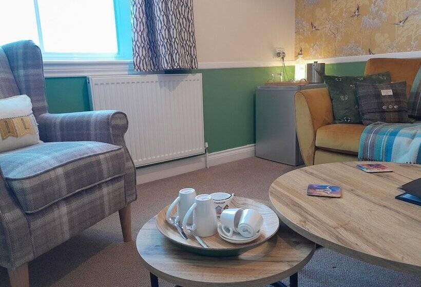 سوییت اجرایی, The Briarfields