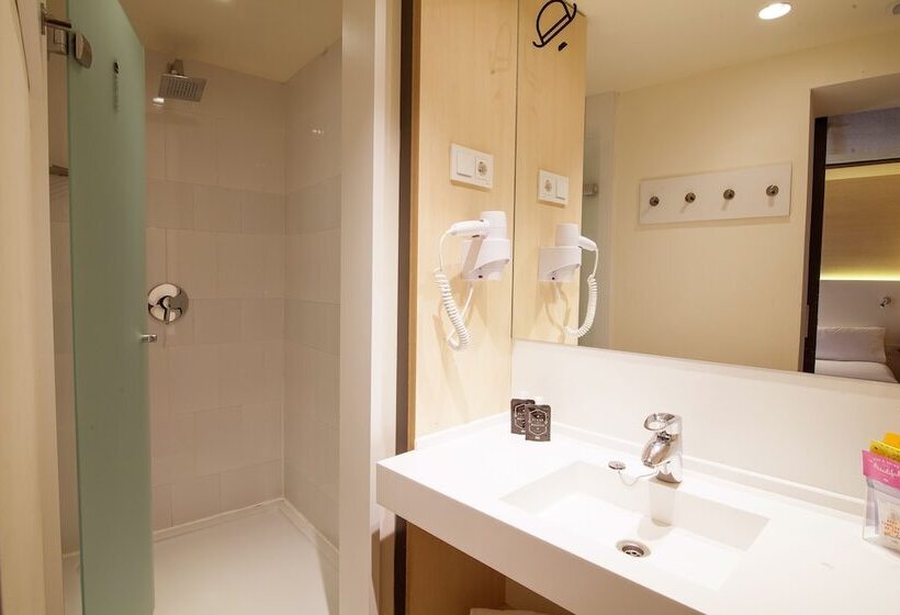 اتاق استاندارد سه نفره, Toc Hostel Madrid