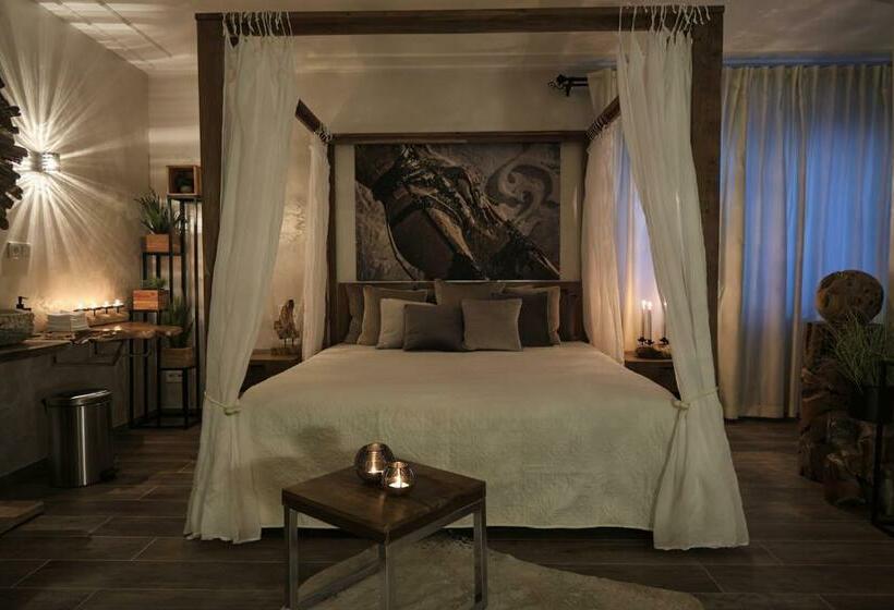 Номер Superior, Sweet Poison Rooms