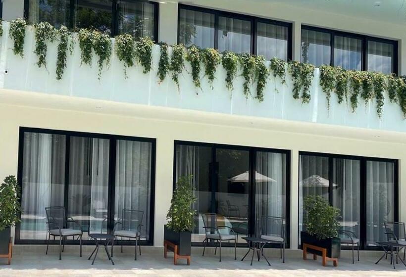 جناح جونيور مطلّ علي حمام السباحة, Kali Secreto