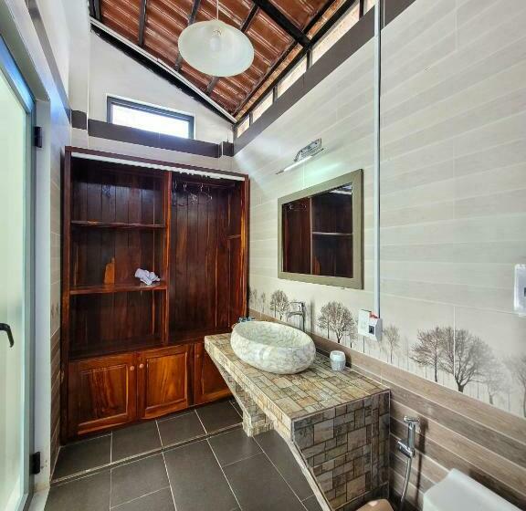 スタンダードバンガロー, Fla Village