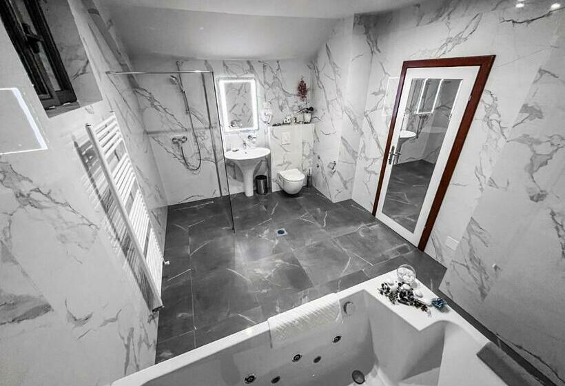 سوئیت با وان آب گرم, Laktaši