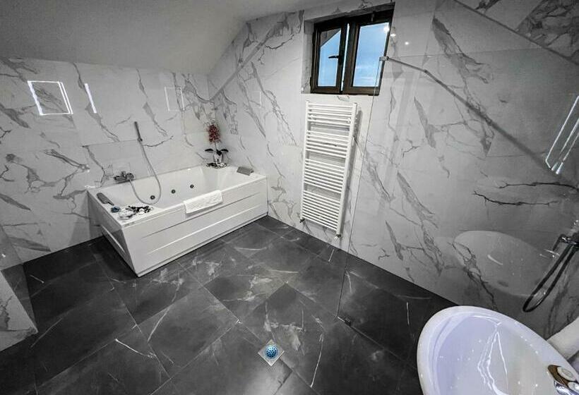 سوئیت با وان آب گرم, Laktaši