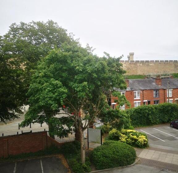 غرفة قياسية, Charlotte House