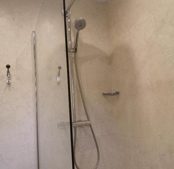 غرفة قياسية, Charlotte House