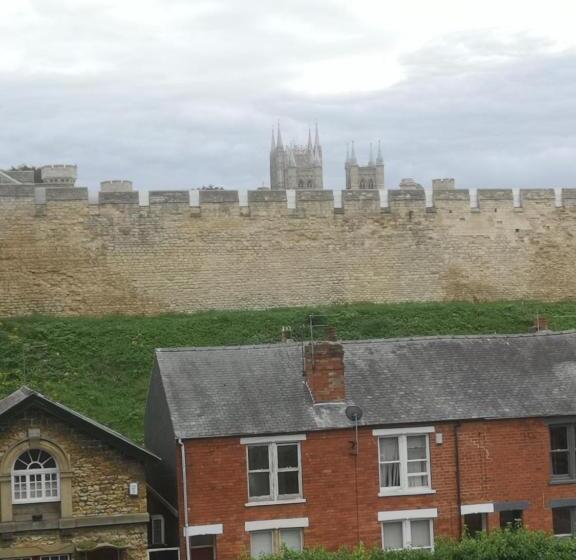 شقة غرفتين, Charlotte House