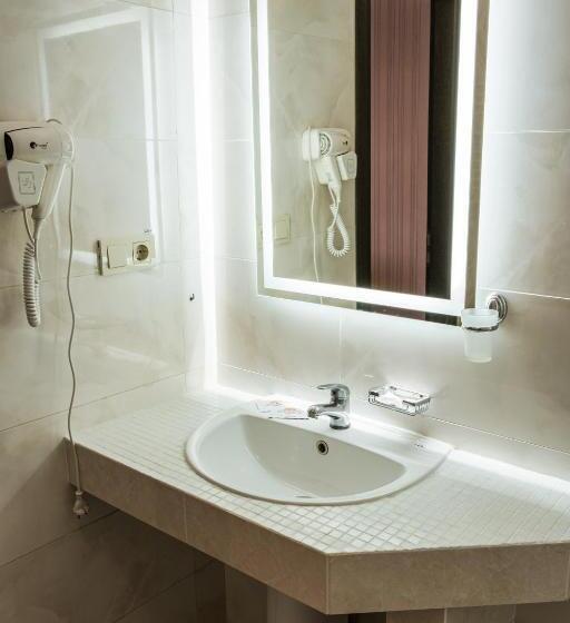 اتاق استاندارد چهار تخته, Globus