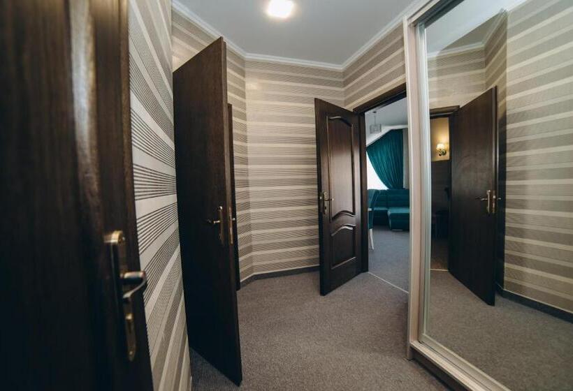 اتاق لوکس با بالکن, Globus