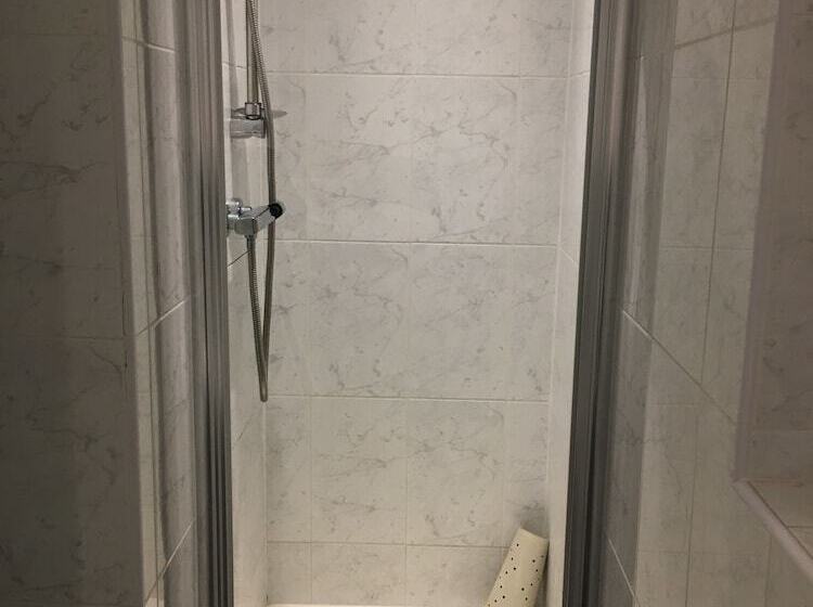 חדר משפחתי, The Durley Grange