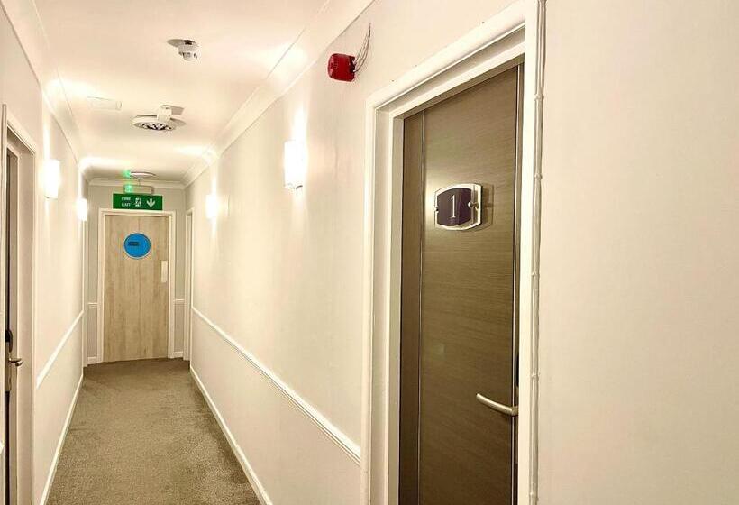 חדר משפחתי, The Durley Grange