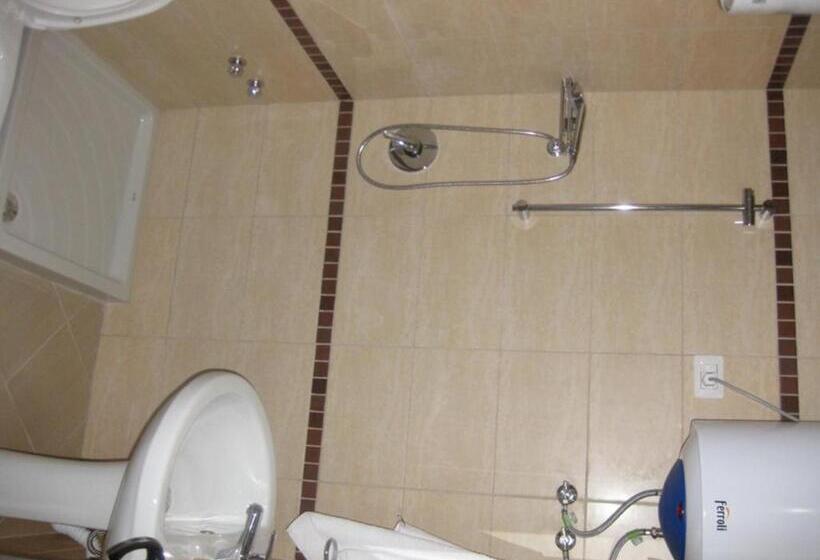 חדר סטנדרט לשלושה, Marub