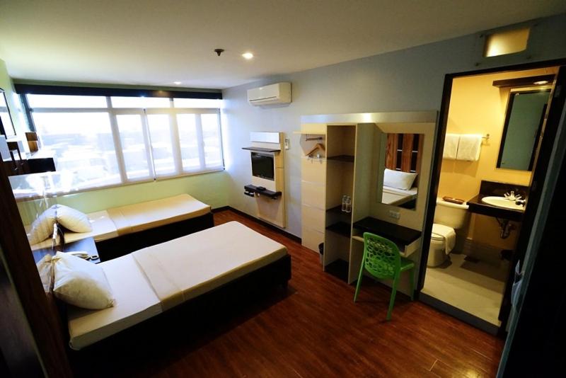 חדר סופריור, Sugbutel Family