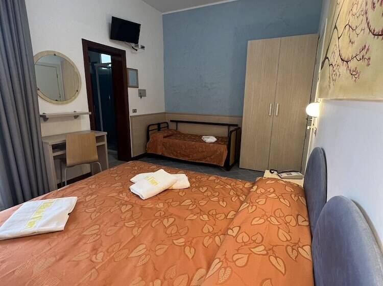 スタンダードトリプルルーム, Villa Dei Fiori   Sul Mare Con Piscina