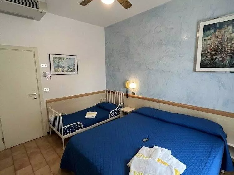 スタンダードトリプルルーム, Villa Dei Fiori   Sul Mare Con Piscina