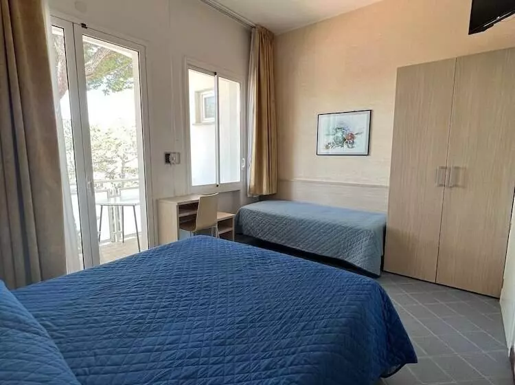 スタンダードトリプルルーム, Villa Dei Fiori   Sul Mare Con Piscina