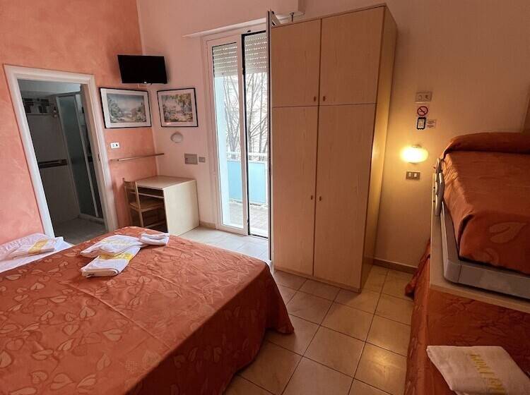 スタンダード４人部屋, Villa Dei Fiori   Sul Mare Con Piscina