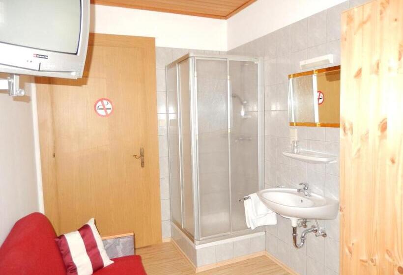 اتاق استاندارد یک تخته با سرویس بهداشتی مشترک, Wilder Mann