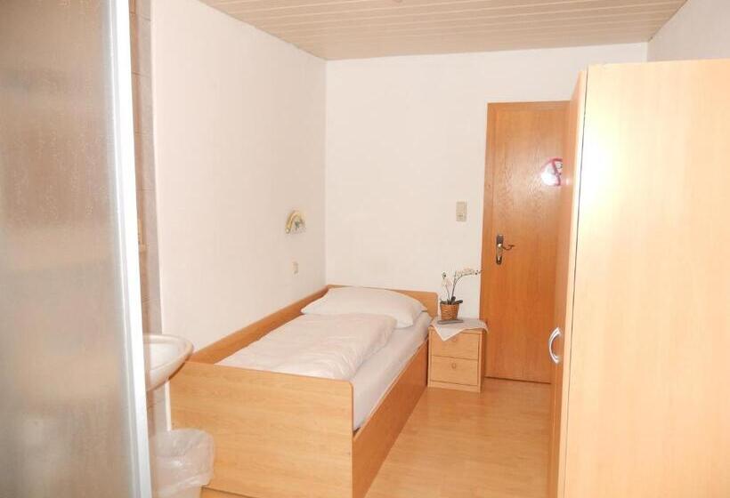 اتاق استاندارد یک تخته با سرویس بهداشتی مشترک, Wilder Mann