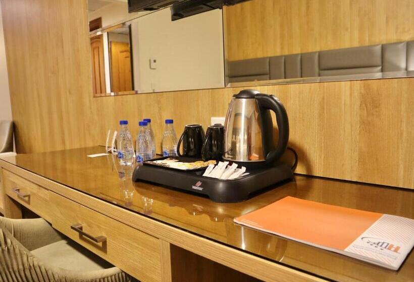 四人标准间, Zowar International