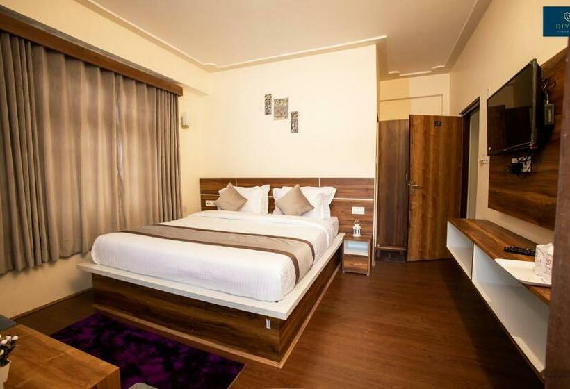 Quarto Deluxe, Divine S The Elite Zong