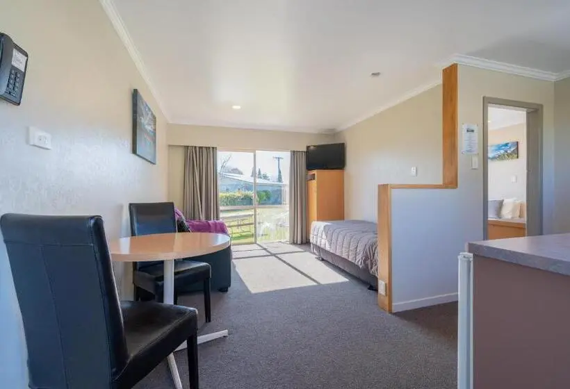 庭の見えるスタンダードトリプルルーム, Te Anau Motel & Apartments