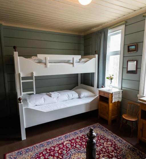 חדר סטנדרט לשלושה עם חדר אמבטיה משוף, Lodgen Stryn