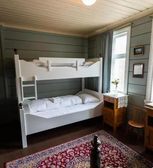 バスルーム共有のトリプルスタンダード, Lodgen Stryn