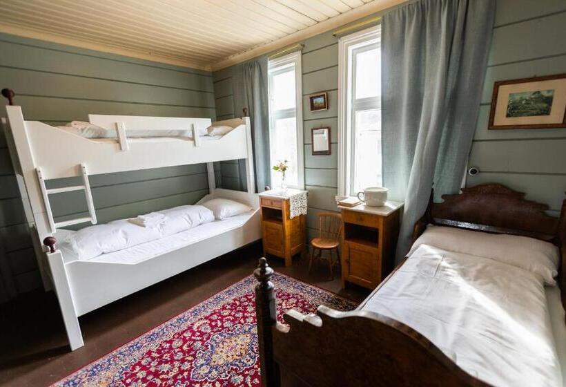 חדר סטנדרט לשלושה עם חדר אמבטיה משוף, Lodgen Stryn