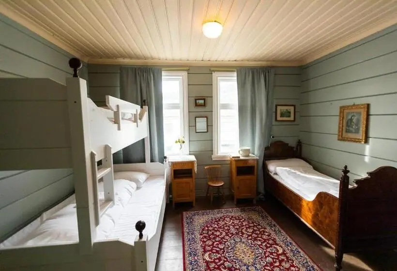 バスルーム共有のトリプルスタンダード, Lodgen Stryn