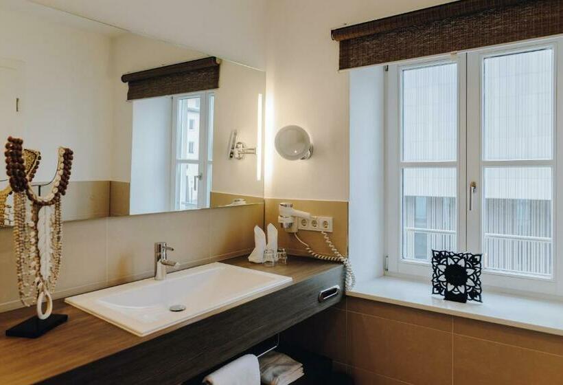 חדר סטנדרט, Little 7   Boutique