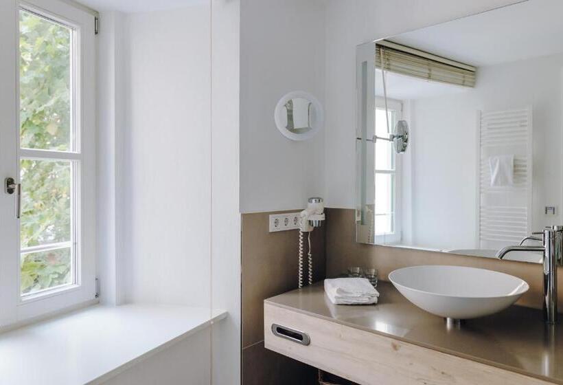 חדר בסיסי, Little 7   Boutique