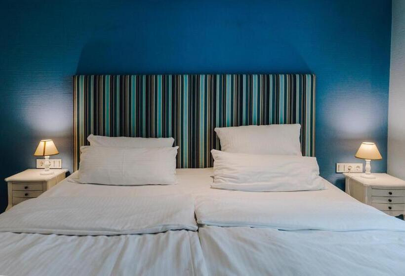 Quarto Basic, Little 7   Boutique