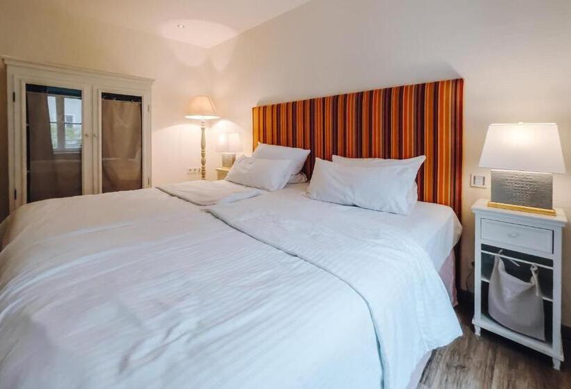 סוויטה, Little 7   Boutique