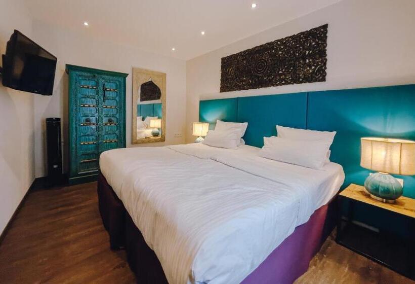 סוויטה, Little 7   Boutique