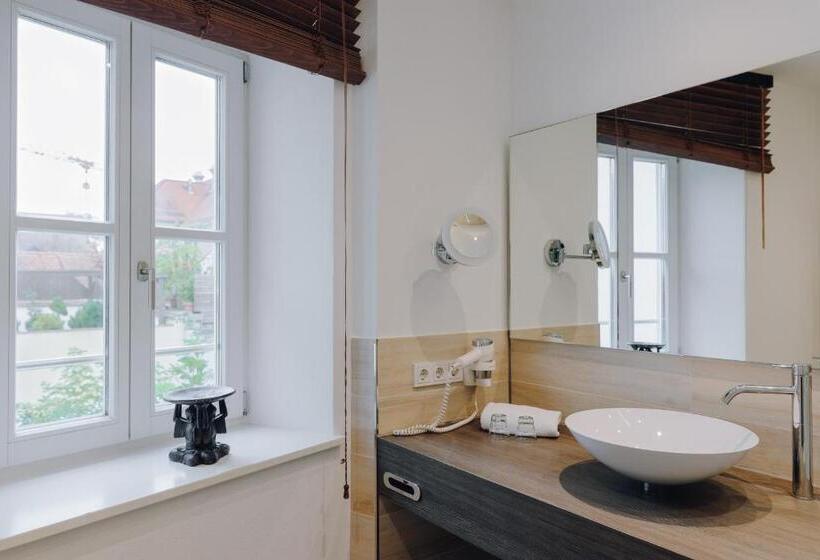 סוויטה, Little 7   Boutique