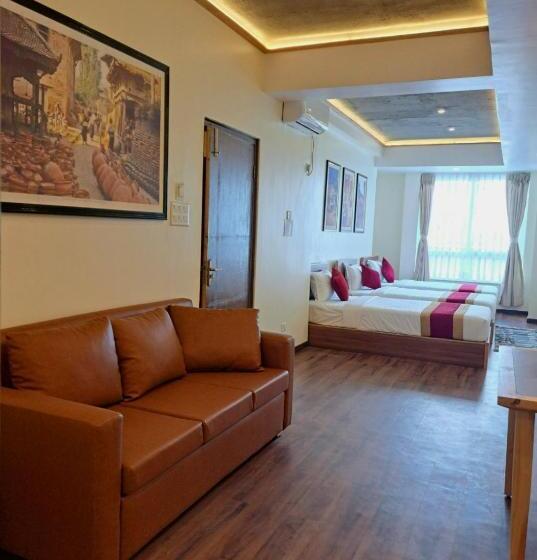 اتاق لوکس سه تخته, Rodeos Inn