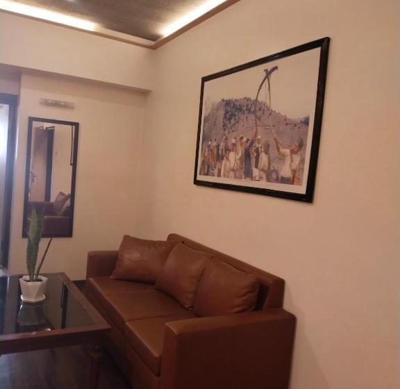 اتاق لوکس خانوادگی, Rodeos Inn