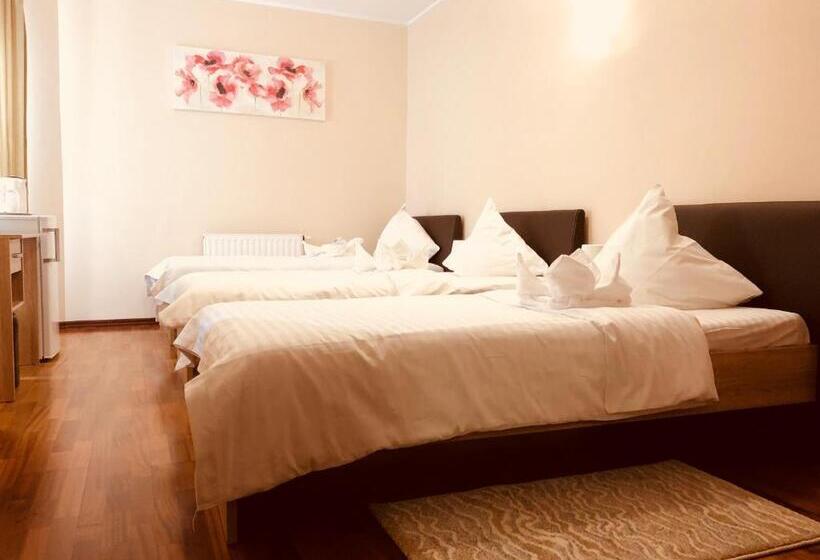 اتاق استاندارد سه تخته با سرویس بهداشتی مشترک, Monte Carlo Palace Rooms