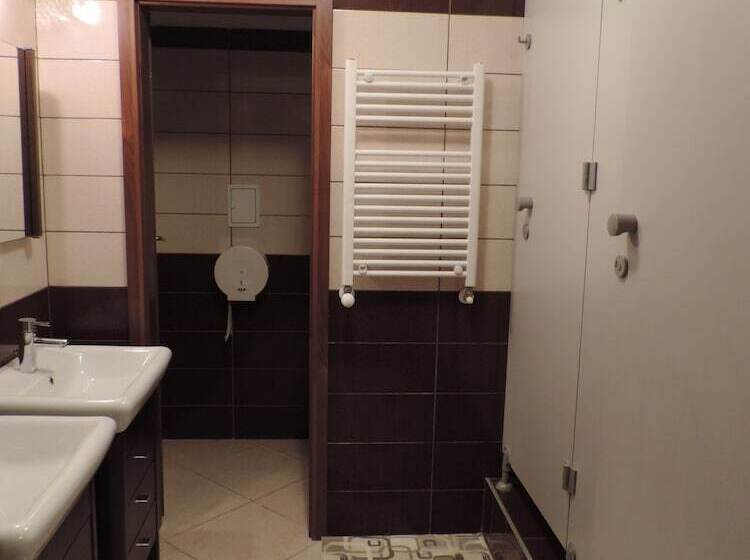 اتاق استاندارد چهارنفره با سرویس بهداشتی مشترک, Monte Carlo Palace Rooms