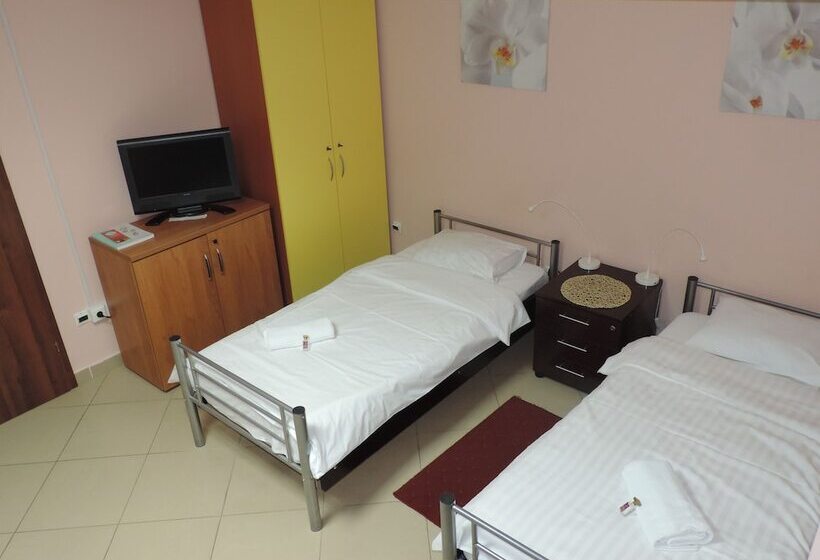 اتاق استاندارد چهارنفره با سرویس بهداشتی مشترک, Monte Carlo Palace Rooms