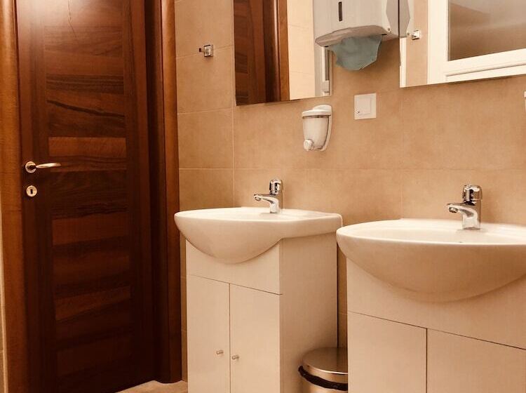 اتاق استاندارد سه تخته با سرویس بهداشتی مشترک, Monte Carlo Palace Rooms