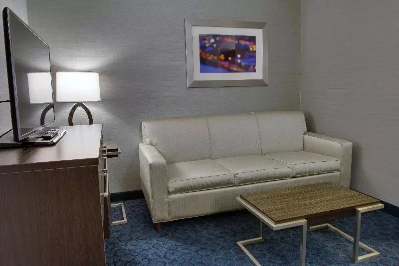 身障者適用キングサイズベッドルーム, Holiday Inn Express Sidney, An Ihg